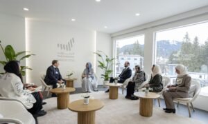 رئيسة هيئة الثقافة والفنون في دبي.. تلتقي مدير برنامج الأمم المتحدة الإنمائي في دافوس 2025