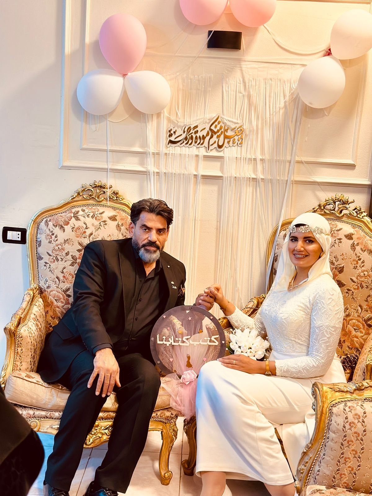 الزميل سباعي إبراهيم يهنئ الكابتن حسن العزازي بمناسبة عقد قرانه