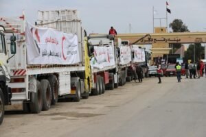 Mezzaluna Rossa egiziana consegna circa 2.300 tonnellate di cibo e aiuti medici a Gaza con il 19° convoglio Zad al-Izza