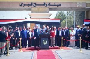 Il Ministro della Solidarietà Sociale arriva ad Arish accompagnato dal Ministro degli Affari Esteri e dal Primo Ministro palestinese.