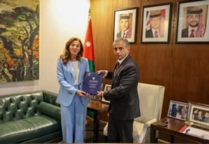 الدكتور جعفر حسان يتسلم من التقرير السنوي الحادي والعشرين لحالة حقوق الإنسان