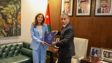 الدكتور جعفر حسان يتسلم من التقرير السنوي الحادي والعشرين لحالة حقوق الإنسان