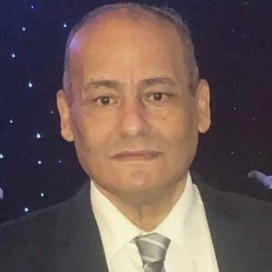 طاف بي شعاعُ من خيالٍ عابرِ
يصل الماضي بفجع
الحاضرِ