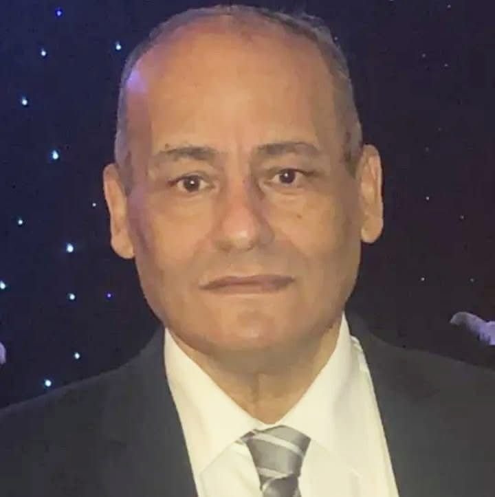 طاف بي شعاعُ من خيالٍ عابرِ يصل الماضي بفجع الحاضرِ