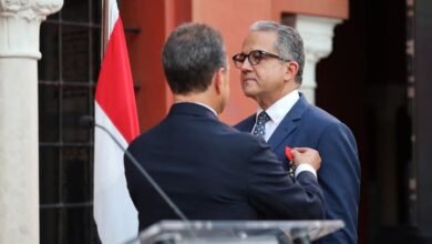 الدكتور خالد العناني يحصل على وسام جوقة الشرف برتبة فارس من سفير فرنسا في مصر