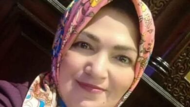 مش قادرة انسى تفاصيلك ضحتك كلمتك شكوتك همستك لمستك نسمة عبيرك مش قادرة انسى تفاصيلك مش قادرة اتخلص من طيفك وتأثيرك يا رتني ما عرفتك ولا حسيتك مش قادرة انسى تقاصيلك دوبت من نظرة وبسمة وتسبيلة ضمتني أخدتني بهمسه وترتيلة مش قادرة انسى تفاصيلك حتى إسمي لما تناديني لسه بسمعك تواسيني وبحرفين من إسمي تناديني حنيتك لهفتك وخوفك عليا تضمني وبروحك تفاديني إزاي انسى تفاصيلك وبقصايدك فيا تهاديني أخدك الموت مني ما بين ضحى وعشية يا دايب جوه شراييني كنت بنسيانك وصيني واعمل لي تعويذة من عشقك تنجيني أصلي مش قادرة انسى تفاصيلك