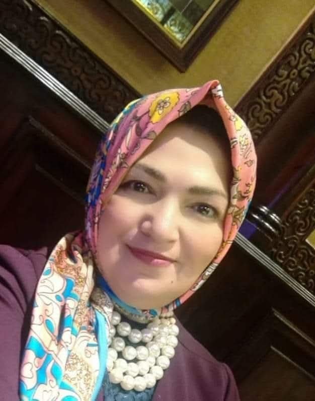 مش قادرة انسى تفاصيلك ضحتك كلمتك شكوتك همستك لمستك نسمة عبيرك مش قادرة انسى تفاصيلك مش قادرة اتخلص من طيفك وتأثيرك يا رتني ما عرفتك ولا حسيتك مش قادرة انسى تقاصيلك دوبت من نظرة وبسمة وتسبيلة ضمتني أخدتني بهمسه وترتيلة مش قادرة انسى تفاصيلك حتى إسمي لما تناديني لسه بسمعك تواسيني وبحرفين من إسمي تناديني حنيتك لهفتك وخوفك عليا تضمني وبروحك تفاديني إزاي انسى تفاصيلك وبقصايدك فيا تهاديني أخدك الموت مني ما بين ضحى وعشية يا دايب جوه شراييني كنت بنسيانك وصيني واعمل لي تعويذة من عشقك تنجيني أصلي مش قادرة انسى تفاصيلك